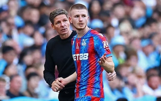 Adam Wharton trên sân Wembley, bỏ lỡ lễ ăn mừng FA Cup vì chấn thương đầu
