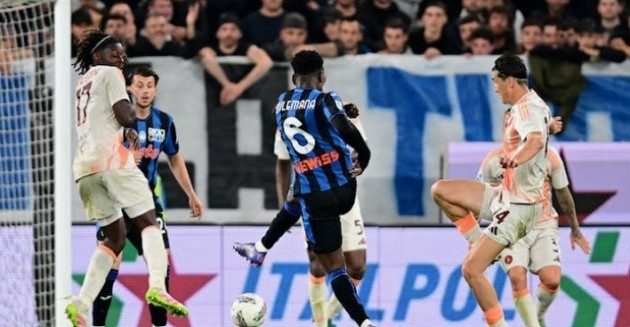 AS Roma gặp bất lợi trong cuộc đua top 4 Serie A sau thất bại trước Atalanta ở vòng 36.