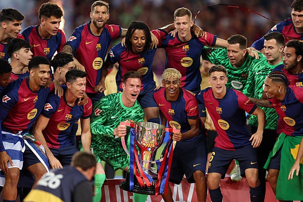 Các cầu thủ Barcelona ăn mừng chức vô địch La Liga mùa giải