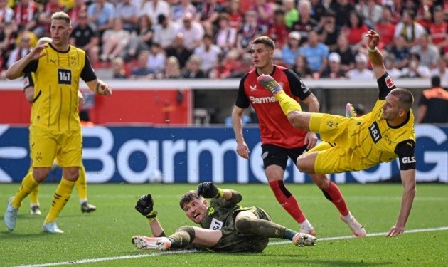 Các cầu thủ Dortmund ăn mừng bàn thắng, thể hiện sự hồi sinh phong độ