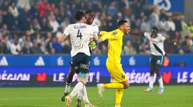 Các cầu thủ Le Havre ăn mừng chiến thắng kịch tính 3-2 trước Strasbourg, chính thức trụ hạng Ligue 1 mùa giải 2024/25.