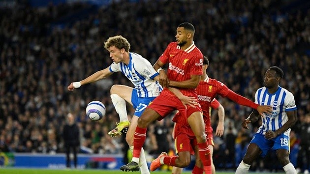 Các cầu thủ Liverpool thể hiện sự thất vọng sau trận thua 2-3 trước Brighton tại Premier League