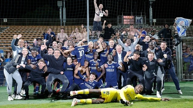 Các cầu thủ Paris FC ăn mừng việc giành quyền thăng hạng lên chơi tại Ligue 1 mùa giải tới.