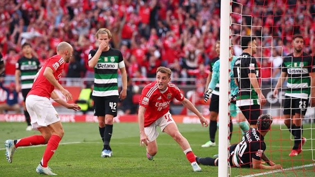 Cầu thủ Benfica và Sporting CP tranh tài trong trận derby kịch tính tại Primeira Liga