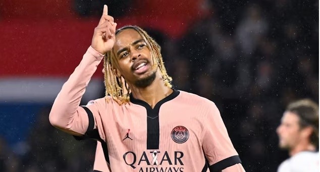 Cầu thủ Bradley Barcola của PSG trong một trận đấu, có thể góp mặt ở trận gặp Strasbourg
