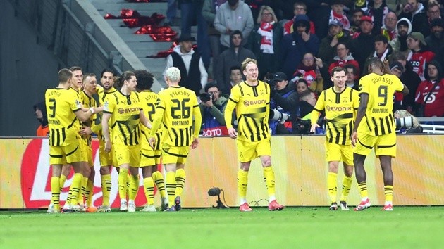 Cầu thủ Dortmund ăn mừng, tượng trưng cho mục tiêu giành vé Champions League