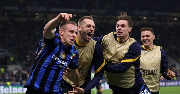 Cầu thủ Inter Milan ăn mừng chiến thắng, chứng tỏ sức mạnh tập thể