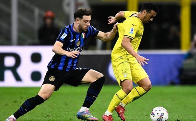 Cầu thủ Inter Milan và Lazio tranh bóng trong trận hòa 2-2 tại Serie A