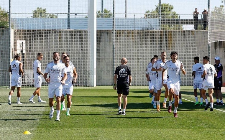 Chủ tịch Real Madrid Florentino Perez trên sân cỏ.