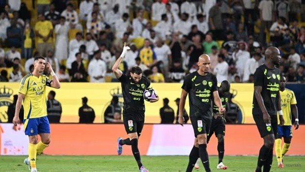 Cristiano Ronaldo buồn bã sau trận thua của Al Nassr trước Al Ittihad của Karim Benzema tại Saudi Pro League