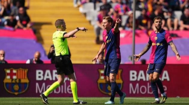 Frenkie de Jong, tiền vệ chủ chốt của Barcelona, thi đấu trên sân Camp Nou dưới thời Hansi Flick.