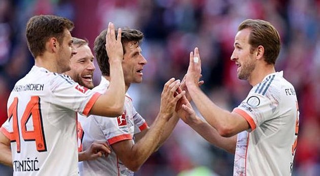 Harry Kane đánh đầu ghi bàn mở tỷ số cho Bayern Munich trước Monchengladbach