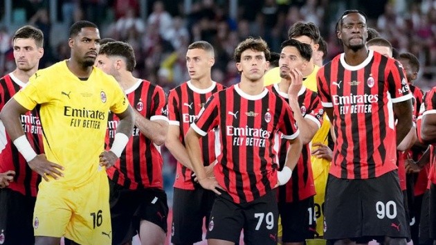 Hình ảnh cầu thủ AC Milan thất vọng sau khi lỡ hẹn cúp châu Âu mùa giải 2024/2025.