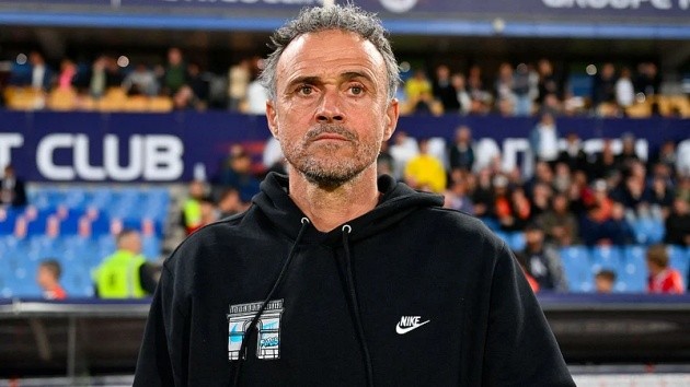 HLV Luis Enrique chỉ đạo chiến thuật cho PSG