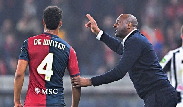 HLV Patrick Vieira trên băng ghế chỉ đạo của Genoa