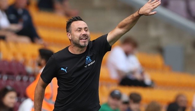 HLV Roberto De Zerbi ăn mừng cùng cầu thủ Marseille sau khi giành vé dự Champions League