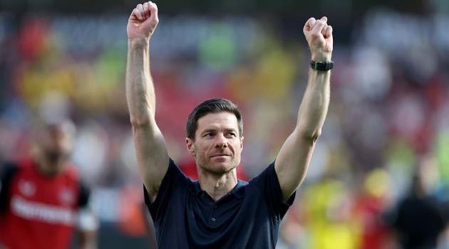 HLV Xabi Alonso chỉ đạo cầu thủ Leverkusen trong trận đấu