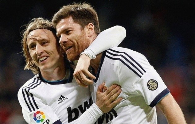 HLV Xabi Alonso mong muốn giữ chân tiền vệ Luka Modric ở lại Real Madrid thêm một mùa giải.