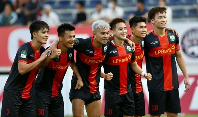 Hoàng Đức và đồng đội Ninh Bình ăn mừng chiến thắng, chứng minh quyết định chuyển nhượng là đúng đắn.
