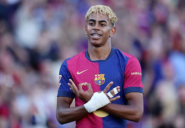 Lamine Yamal ăn mừng bàn thắng cho Barca