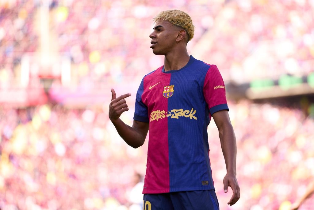 Lamine Yamal tươi cười, biểu tượng cho tương lai khi chuẩn bị khoác áo số 10 Barcelona từ Hè 2025
