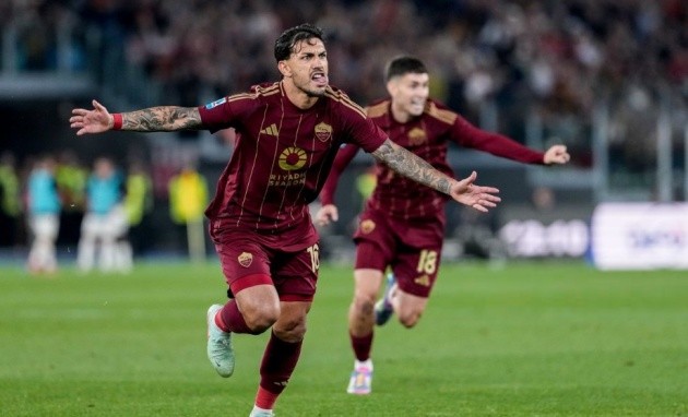 Leandro Paredes ghi bàn từ cú sút phạt đẹp mắt cho AS Roma trong trận đấu với AC Milan tại Serie A.