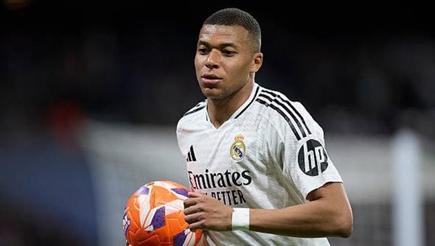 Mbappe ăn mừng bàn thắng trong màu áo Real Madrid