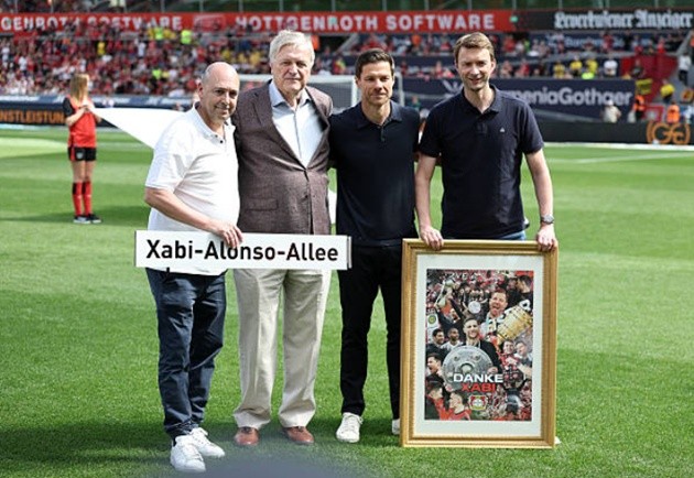 Quà tri ân ý nghĩa Leverkusen dành tặng HLV Xabi Alonso tại BayArena