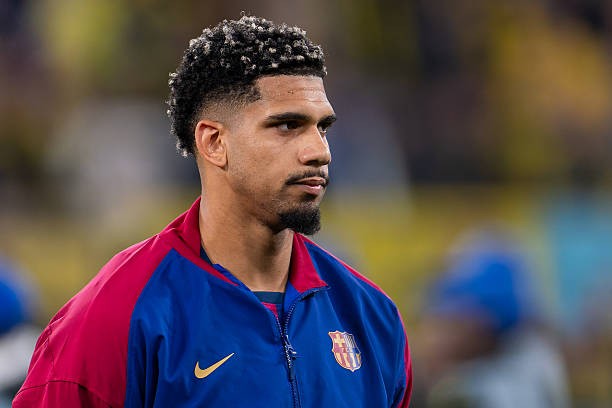 Ronald Araujo, trung vệ của Barcelona, với vẻ mặt thất thần trong trận đấu tại Champions League khiến anh bị chỉ trích.