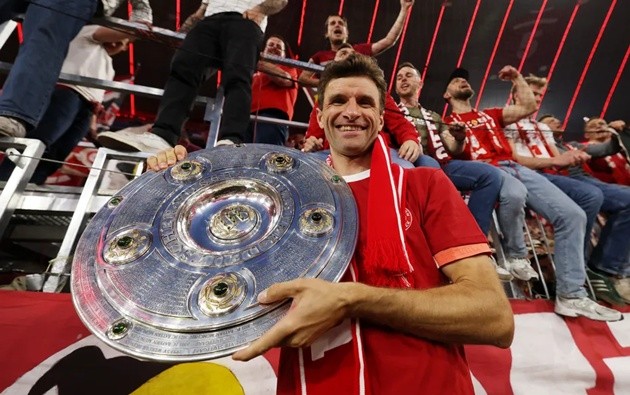 Thomas Muller vẫy tay chào tạm biệt người hâm mộ tại Allianz Arena trong trận đấu cuối cùng cho Bayern Munich