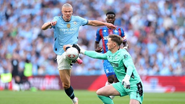 Thủ môn Dean Henderson trong tình huống gây tranh cãi ở chung kết FA Cup