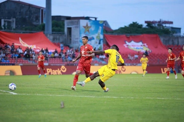 Tiền đạo Kuku ghi bàn mở tỷ số cho SLNA trong trận đấu với Hồng Lĩnh Hà Tĩnh tại V-League.