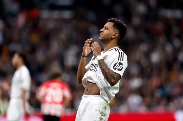Tiền đạo Rodrygo của Real Madrid suy tư, đứng trước khả năng rời sân Bernabeu trong mùa chuyển nhượng tới.