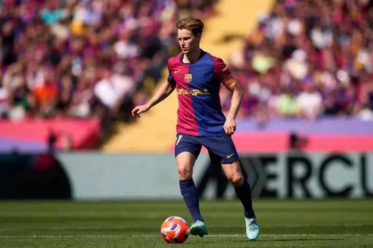 Tiền vệ Frenkie de Jong thể hiện phong độ ấn tượng, góp công lớn vào chức vô địch La Liga của Barcelona.