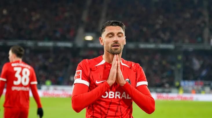 Tiền vệ Vincenzo Grifo của Freiburg đang thi đấu, cầu thủ trụ cột với nhiều kiến tạo và bàn thắng quan trọng