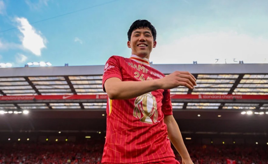 Wataru Endo trong màu áo Liverpool thể hiện quyết tâm muốn tiếp tục cống hiến cho đội chủ sân Anfield