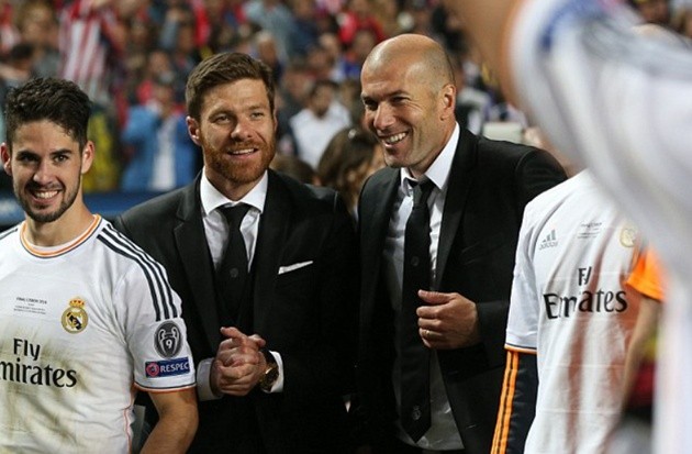 Xabi Alonso chia vui cùng trợ lý Zinedine Zidane và các cầu thủ Real Madrid sau khi giành La Decima